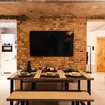 Luxurious Urban Living - Premium Downtown Next To Hbf *